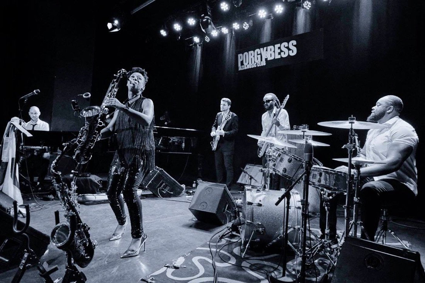 David Niskin performing with artists at a live club concert.